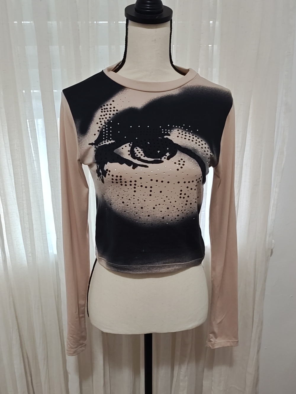 Women’s Long-Sleeve Graphic Crop Top - Beige & Black